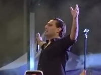 'LJUDI SU PLATILI DA IZAĐU': Darko Lazic zapjevao poznati hit i postao meta ismijavanja (VIDEO)