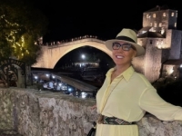 LEPA BRENA PRIJETI DA ĆE SKOČITI S MOSTA: Haos u Mostaru, zbog pjevačice cijeli grad stoji (VIDEO)