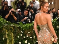 J.LO ZNA KAKO PRIVUĆI POGLEDE: U bijeloj haljini i vrtoglavim platformama pokazala ljetni glamur (FOTO)