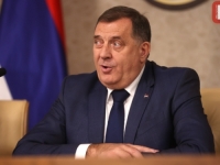 NIŠTA MU DRUGO NE PREOSTAJE: Dodik u voćnjaku odao priznanje šljivi (VIDEO)