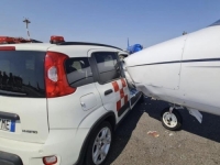 BIZARNA NESREĆA U MILANU: Fiatom se zabio u avion (VIDEO)