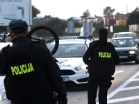 FILMSKI BIJEG: Zatvorenik s lisicama pobjegao policiji, deseci policajaca tragaju za njim, čuvaju bivšu partnericu i djecu