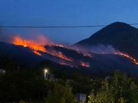 DRAMATIČNA NOĆ KOD CAZINA: Vatrena stihija gutala sve pred sobom na Gomili, jak vjetar širio požar prema kućama