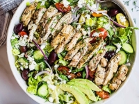 MIRISI I OKUSI MEDITERANA: Na brzinu napravite fantastičnu grčku pileću salatu s osvježavajućim dresingom...