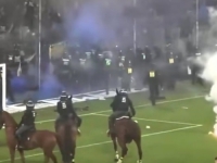 HAOS U KUPU NJEMAČKE: Utakmica trajala više od tri sata, navijači upali na teren, policija koristila suzavac (VIDEO)