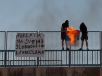 SKANDALOZAN ČIN U HRVATSKOJ: Dvije maskirane osobe na nadvožnjaku zapalile zastavu Srbije, kamere sve snimile (VIDEO)