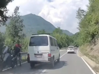ZAMALO TRAGEDIJA NA BH. CESTAMA: Vozač kombija preko pune linije umalo ubio motociklistu (VIDEO)