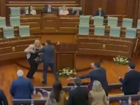 HAOS U SKUPŠTINI KOSOVA: Opoziciona poslanica jajima gađala Aljbina Kurtija (VIDEO)