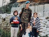 UN-ov VOJNIK TRAŽIO TRI DJEVOJČICE IZ BiH KOJIMA JE POKLONIO LUTKE '95.: Cijela zemlja dijelila sliku, a onda se desilo neočekivano