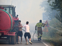 POZNATO LJETOVALIŠTE U PLAMENU: Vatra se otela van kontrole, petnaest brodica prebacuje ugrožene turiste