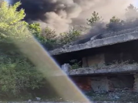 GORI TITOVA VILA U BUGOJNU: Veliki oblak dima širi se iznad objekt