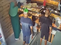 KAMERE SNIMILE SRAMOTAN ČIN: Žena ukrala tri kutije za sadaku (VIDEO)