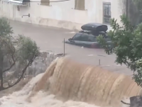 GROM UDARIO ŽENU U AUTOMOBILU, NA ULICAMA VODOPADI, TURISTI ZAROBLJENI: Strahovito nevrijeme pogodilo Grčku, dramatični snimci šire se društvenim mrežama (VIDEO)