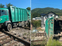 SUDAR AUTOMOBILA I KAMIONA U BLIZINI SARAJEVA: Teretno vozilo od siline udara završilo na prugama