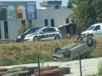 TEŽAK UDES NA ULAZU U ILIDŽU: Dva automobila su se sudarila, jedno završilo na krovu