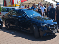 'ODE NAŠ SKROMNI PASTIR I OSTAVI SVOJE STADO': Vrh SNSD-a slavio u Doboju, a mitropolit Fotije šokirao građane luksuznim Mercedesom