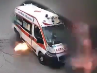 UZNEMIRUJUĆI SNIMAK: Ruski dron pogodio vozilo Hitne pomoći u Hersonu