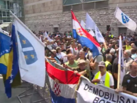 ZAKAZANI PROTESTI U SARAJEVU: Bivši pripadnici Armije RBiH, HVO-a i HOS-a udruženo izlaze na ulice