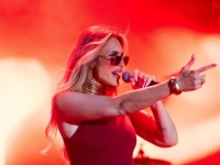 IZNERIVARANA SENIDAH PREKINULA KONCERT: 'Molim vas, samo ako možete to srediti...' (VIDEO)