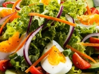 BRZI LJETNJI DORUČAK: Za tren oka napravite hladnu ljetnu salata s kuhanim jajima...