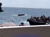 DRAMATIČNE SCENE NA ŠPANSKOJ OBALI: Čamac sa desetinama migranata uletio među zaprepaštene turiste, narod bježao sa plaže! (VIDEO)