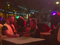 NELE KARAJLIĆ DOŽIVIO NEZGODU NA SCENI: Okliznuo se i završio ispod bine, a onda napravio potez o kojem svi pričaju! (VIDEO)