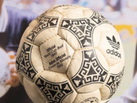40 GODINA NAKON 'BOŽJE RUKE': Prodana kultna lopta kojom je Maradona šokirao Englesku, dostigla vrtoglavu cifru!