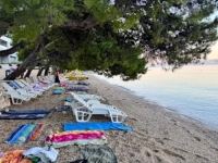 NIJEMAC NA PLAŽI U TUČEPIMA U 6:30 SATI: 'Praznim ležaljkama zauzeli su sav hlad'
