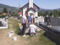 DAN NAKON SKRNAVLJENJA GROBLJA: Bošnjak odlučio vlastitim novcem obnoviti uništene spomenike