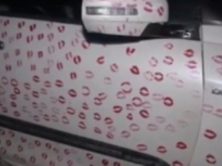 HTJELI MILIONE PREGLEDA, DOBILI KAZNU: Auto prekrili poljupcima, a onda ih pronašla policija (VIDEO)