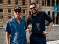 WOODY HARRELSON STIGAO U SARAJEVO: Legendarni glumac pozirao ispred Vijećnice, čeka ga Počasno Srce Sarajeva