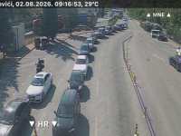 KOLAPS KOJI SE NE PAMTI: Kolona do granice duga 20 kilometara, aktiviran Stožer civilne zaštite, mještani putnicima donose vodu (VIDEO)