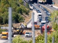 KOLAPS U SUSJEDSTVU ZBOG SAOBRAĆAJNE NESREĆE: Prevrnuti kamion napravio haos, kolona duge 30 kilometara (FOTO)
