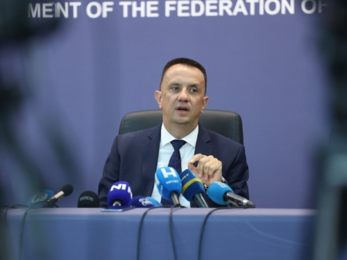MINISTAR LAKIĆ PREDSTAVIO REZULTATE RADA: Investirano više od 1,16 milijardi KM, namjenska industrija udvostručila prihode, najavio nove fabrike, govorio i zbrinjavanju rudara