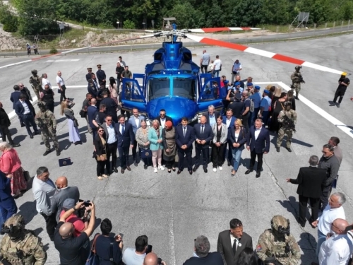 ISTEKAO ROK: Helikopter MUP KS još uvijek u Pragu, hoće li poletjeti u predizbornoj kampanji?