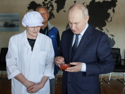 PUTIN JEO KAVIJAR NA SPORNIM OSTRVIMA: Stigao mu oštar odgovor japanske premijerke