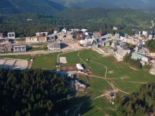 TEŠKA NESREĆA KOD SARAJEVA: Vozač quada izgubio kontrolu i udario u stablo, dvije osobe teško povrijeđene