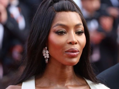 LJUDI RASPOMAMLJENO GLEDAJU NAOMI CAMPBELL U KUPAĆEM I NIKO ŽIV JOJ NE BI DAO 57 GODINA: 'Na svoju babu sam - ima fantastične gene', kune se da nije imala plastične operacije (FOTO)