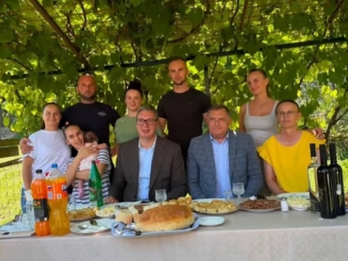 DOGODI SE JEDNOM U ČETIRI GODINE: Pogača i dvije boce vina za kuću i asfaltni put