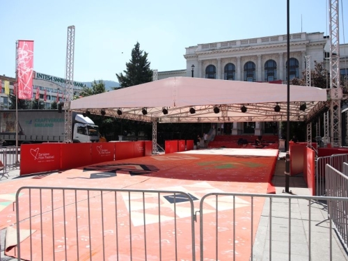 FILMSKA GROZNICA TRESE SARAJEVO: Počele završne pripreme za 32. SFF, crveni tepih čeka svjetske zvijezde