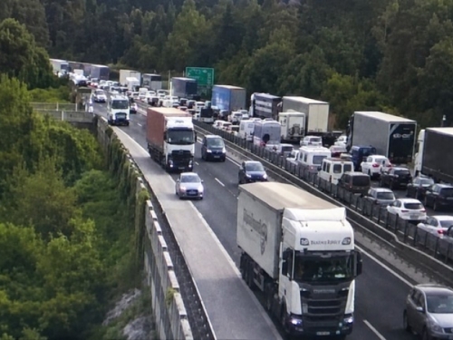 TROJE MRTVIH I DVOJE POVRIJEĐENIH NA AUTOCESTI: Zabili se u kamion