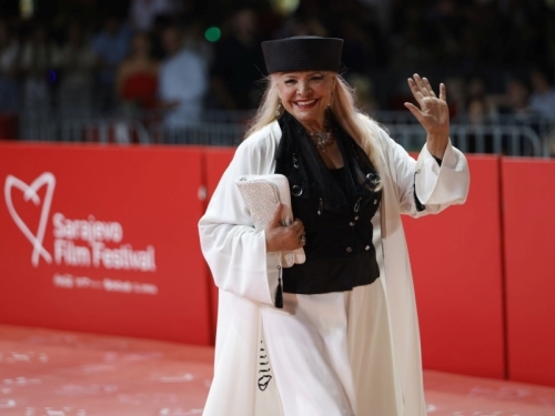 HANKA PALDUM POSLALA SNAŽNU PORUKU SA SFF-a: Zablistala u bijelom, a detalj na ogrtaču sve je privukao (FOTO)