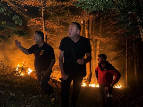 BUKTI POŽAR U KRAJINI: Premijer obišao požarište na Plješevici, ima poruku za građane...