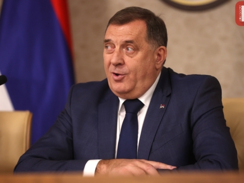 NIŠTA MU DRUGO NE PREOSTAJE: Dodik u voćnjaku odao priznanje šljivi (VIDEO)