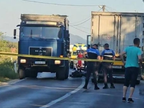 TEŠKA NESREĆA NA PUTU TUZLA - KALESIJA: Poginuo motociklista, saobraćaj kroz Miljanovce obustavljen