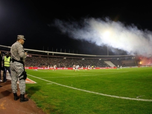 IZLJEV MRŽNJE, ŠOVINIZMA I PRIMITIVIZMA: Navijači Crvene zvezde koreografijom slavili Ratka Mladića, a pazite kako su Zelenskog nazvali