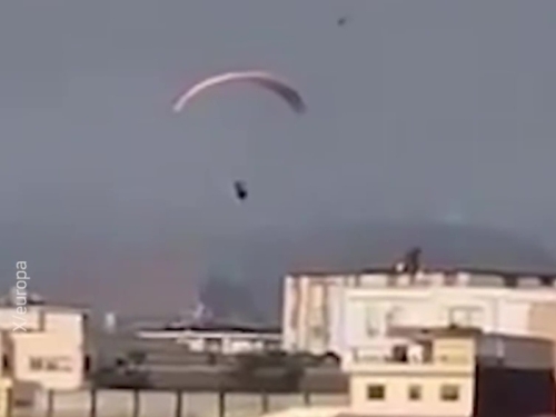 MIGRANTI POKUŠAVAJU UĆI U SEUTU I ZRAKOM: Marokanac stradao prilikom prelaska granice paraglajderom (VIDEO)