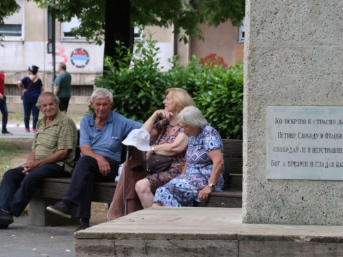 NEĆE STIĆI UZ AUGUSTOVSKU PENZIJU: Poznato kad će penzioneri dobiti jednokratnu novčanu pomoć, evo koliko će čekati