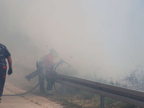 TRAGEDIJA TOKOM GAŠENJA POŽARA: Muškarac smrtno stradao na području Tešnja