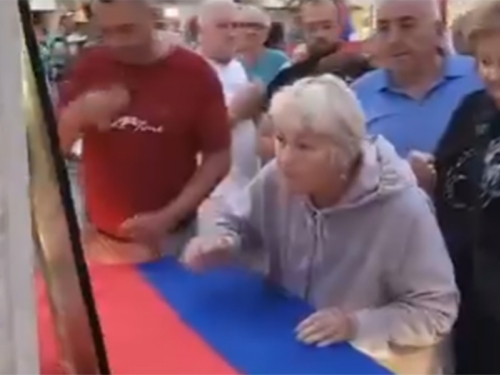 SVJETSKI MEDIJI PIŠU: Na Palama klečali pred uokvirenim portretom ratnog zločinca...